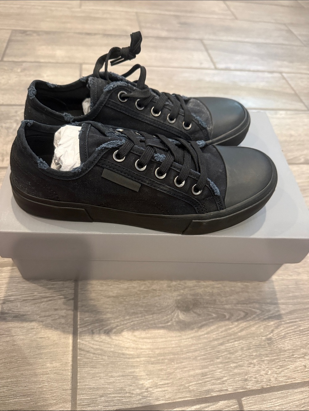 Men's Balenciaga Distressed Black Low-Top Casual Sneakers